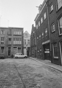 849239 Gezicht op de hoek van het Buurkerkhof te Utrecht.